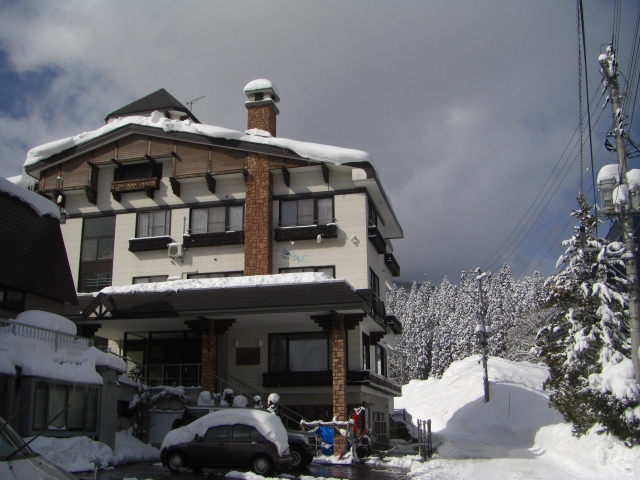 雪景色の中にたたずむペンション。冬ならではの静かで美しい風景です。