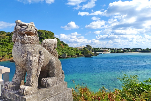 岩場から望む穏やかな青い海。自然がつくり出した美しい海岸風景です。
