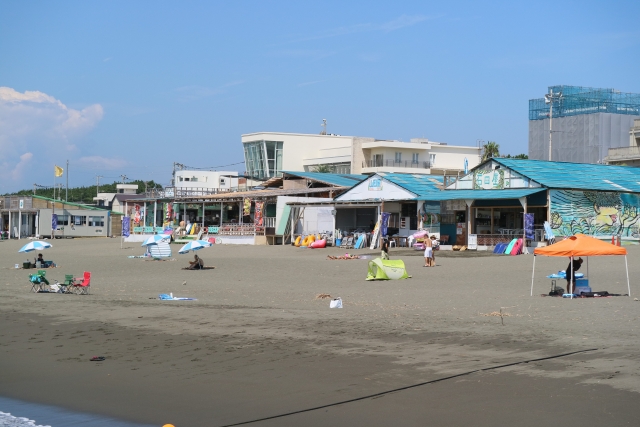 海水浴場に並ぶ海の家。海遊びの休憩や食事にも便利な場所です。