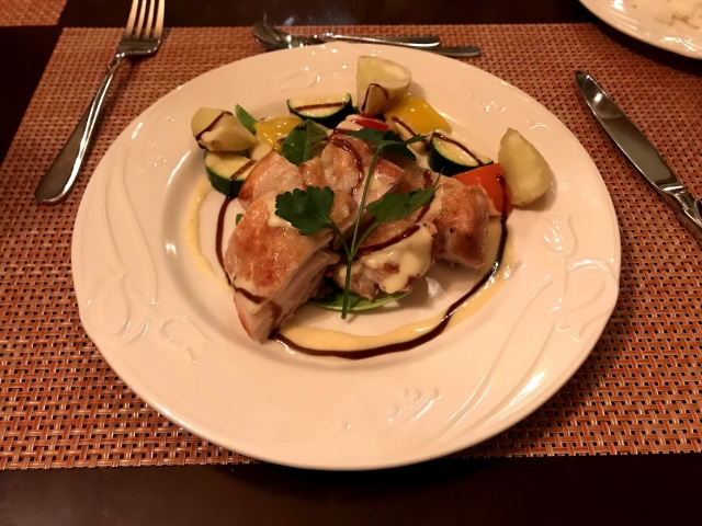 彩り豊かに盛り付けられた料理。旅の楽しみのひとつである食事の時間です。