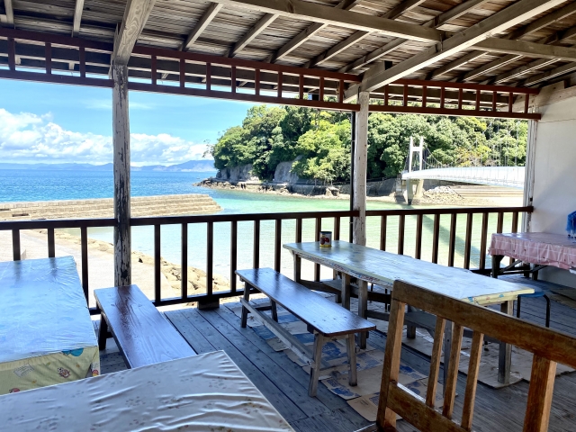 海を眺めながらくつろげる開放的なテラス。潮風を感じながら休憩できます。