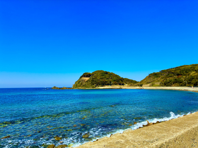 鮮やかな青い海と緑豊かな島が織りなす、南国を思わせる風景です。