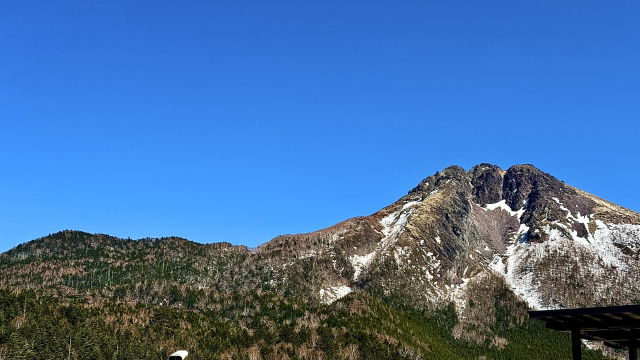 澄み切った青空に映える険しい岩山。力強い山の表情を楽しめます。
