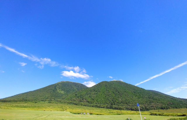 青空の下に広がる、緑豊かな山並み。爽やかな高原の風景が広がります。